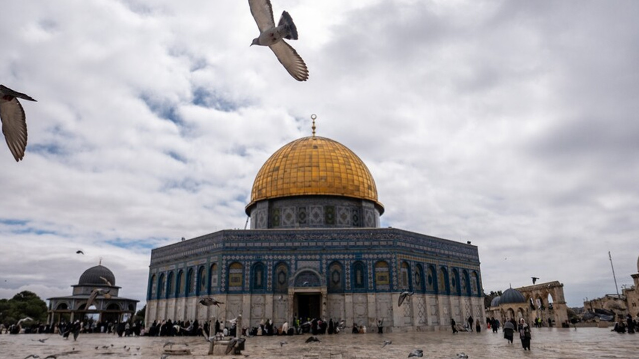 İsrail'in savaş bahanesiyle kapattığı Mescid-i Aksa, 41 gün sonra ibadete açıldı