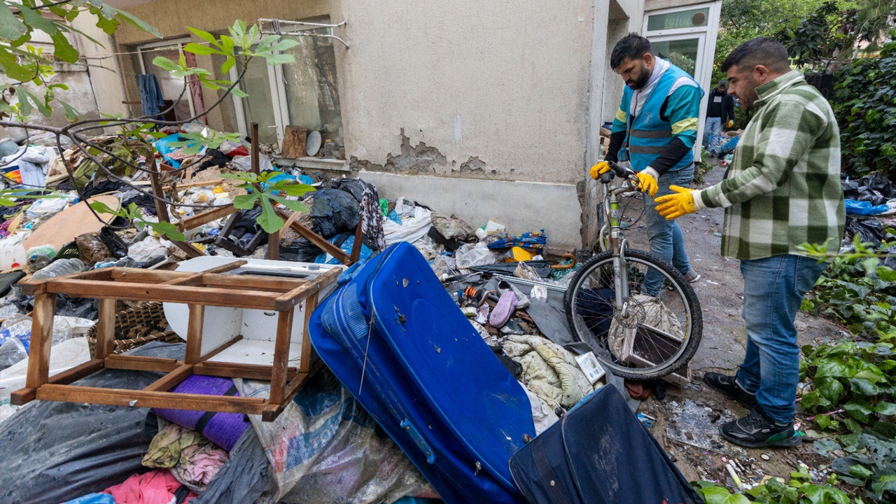 Karşıyaka’da çöp evlere kararlı darbe: 3 ton atık ortadan kalktı