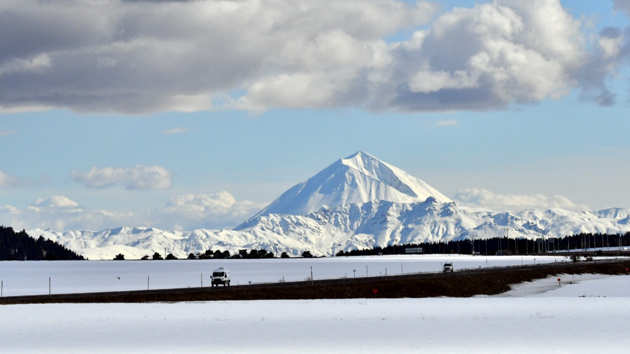 Kars'ta bahar geldi ama karla mücadele bitmedi