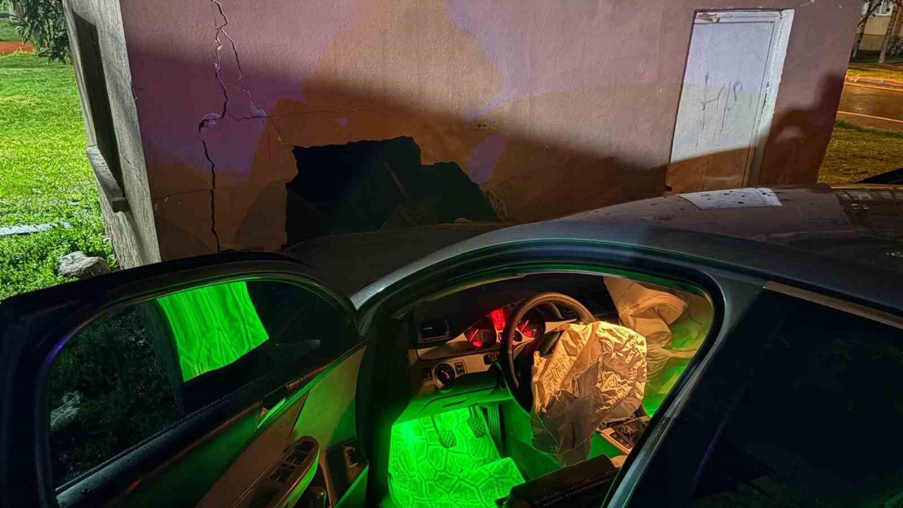 Kontrolden çıkan otomobil depo duvarına çarptı