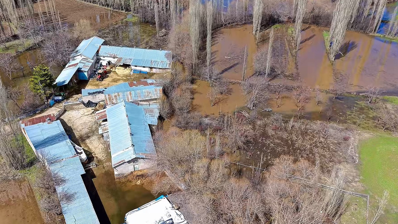Köylüler canını zor kurtardı: Sivas’ta sel alarmı