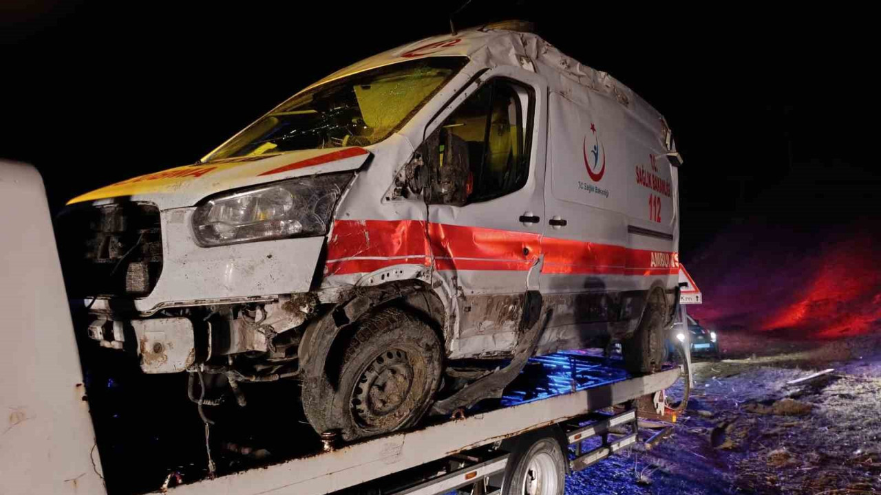 Muş’ta ambulansı devrildi: 5 yaralı