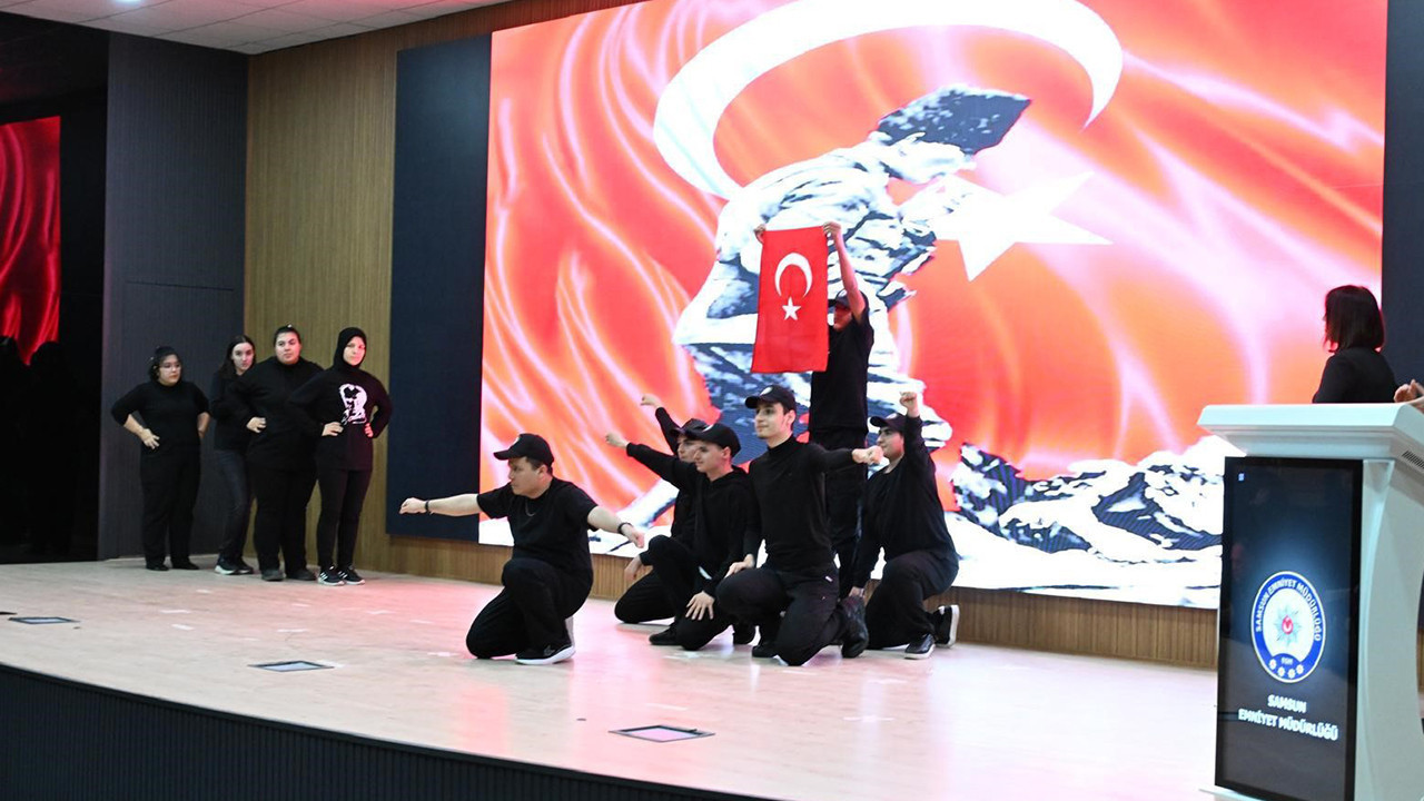 Özel öğrencilerden polislere anlamlı gösteri