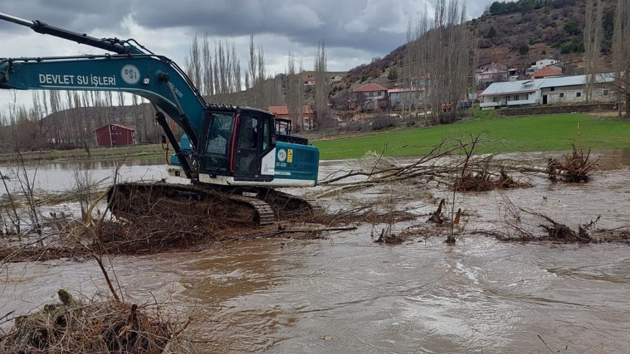 Sivas'ta dere taştı: Ev ve ahırları su bastı