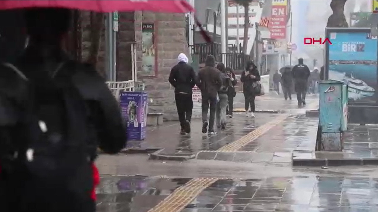 Van'da 11 yerleşim yeri kar yüzünden ulaşıma kapandı