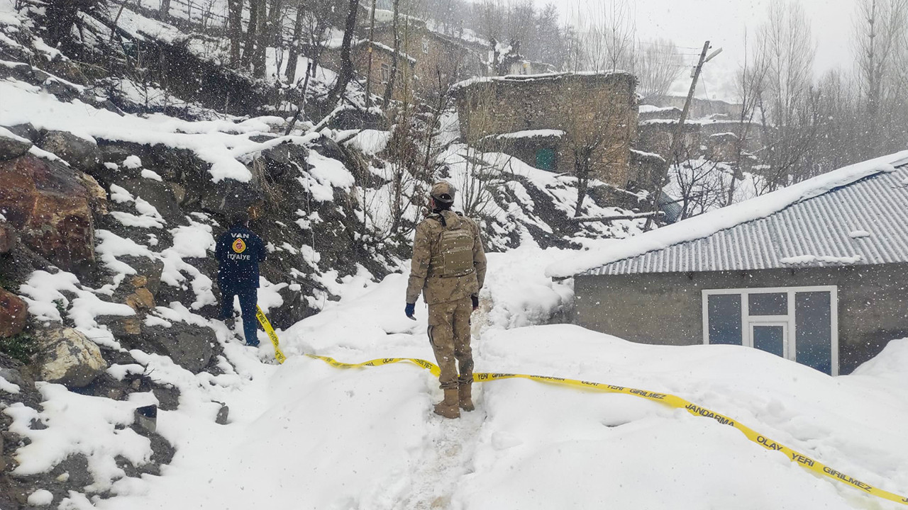 Van'da toprak kayması: 2 katlı ev hasar gördü