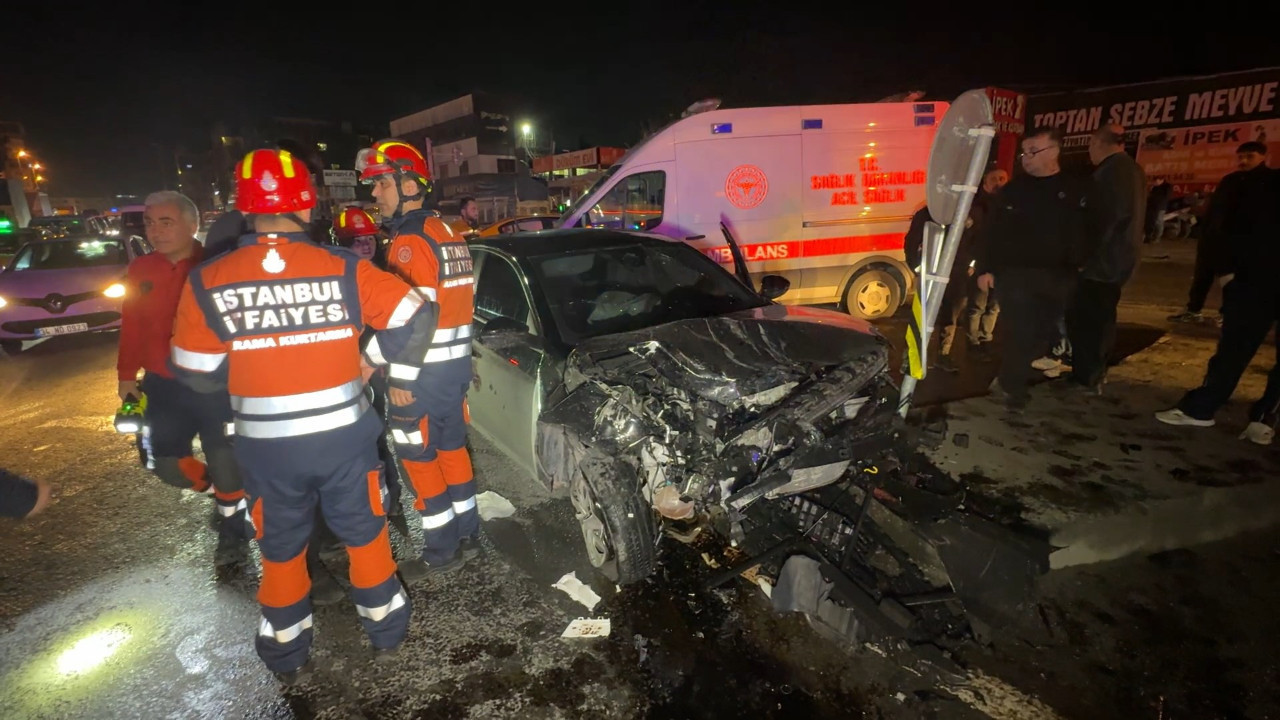 Avcılar’da iki otomobil kafa kafaya çarpıştı: 4 yaralı