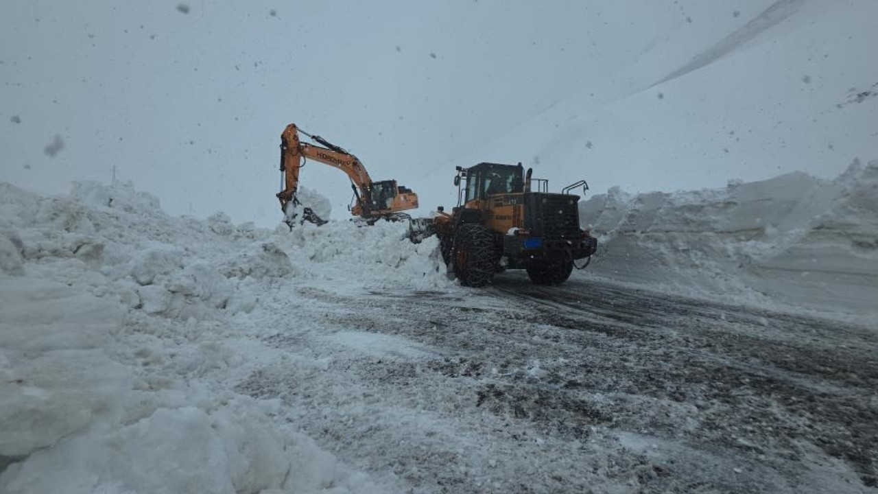 Bahçesaray-Hizan karayoluna çığ düştü: Yol saatlerce kapalı kaldı