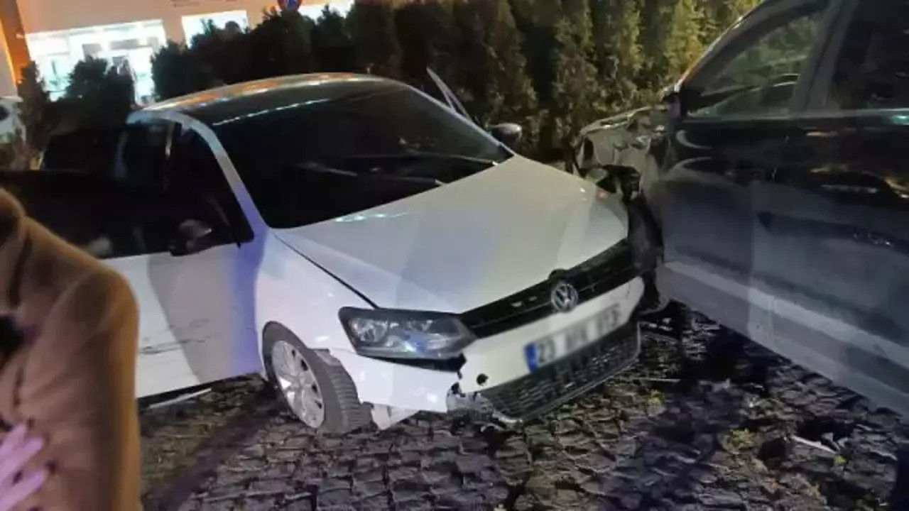 Bingöl’de iki otomobil çarpıştı: 4 yaralı