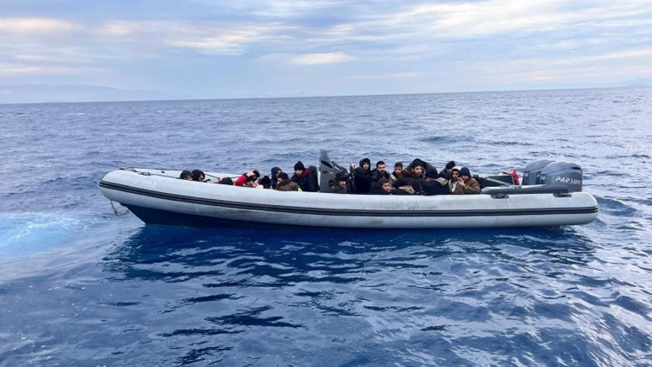 Didim açıklarında kaçak göçmen operasyonu: 25 kişi yakalandı