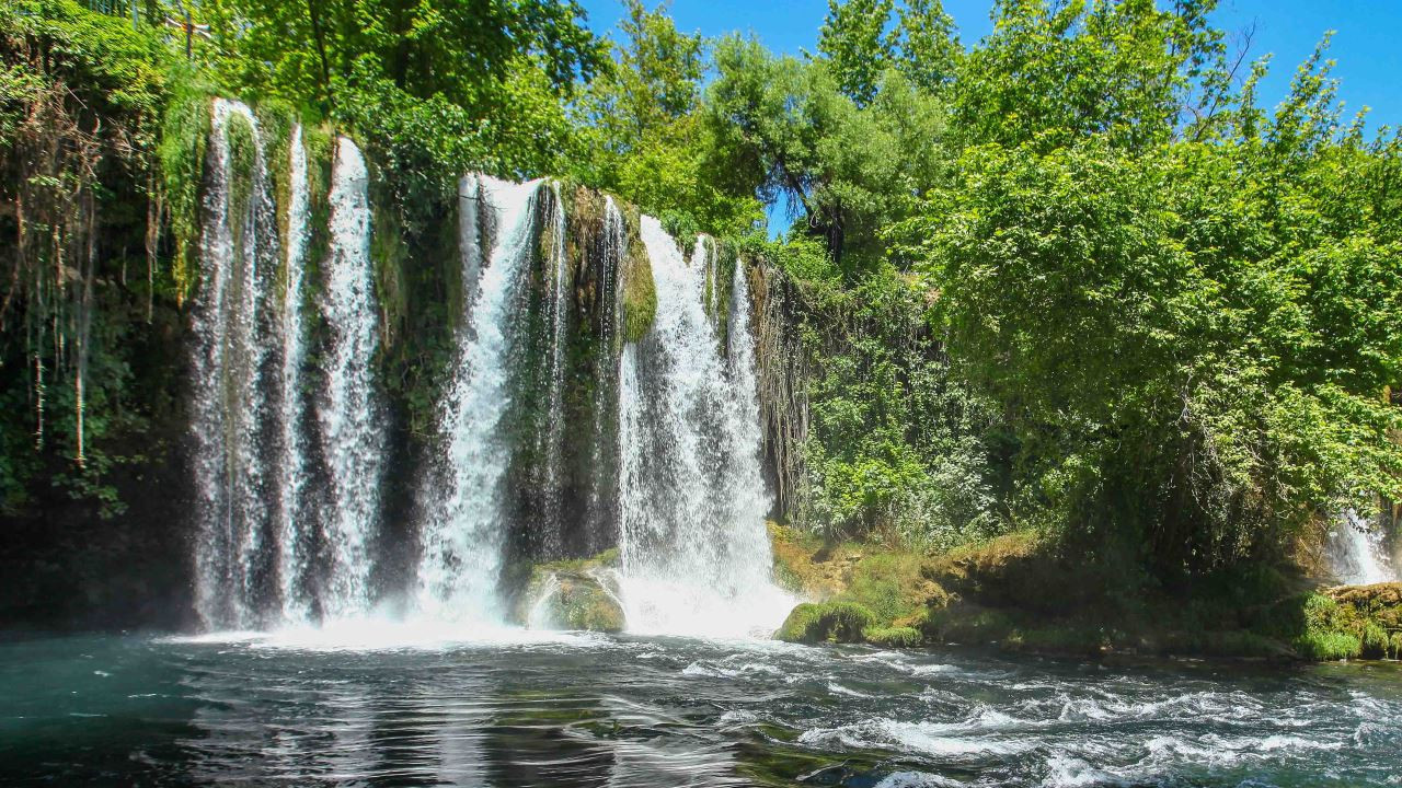 Düden Şelalesi’nde gökkuşağı büyük ilgi gördü