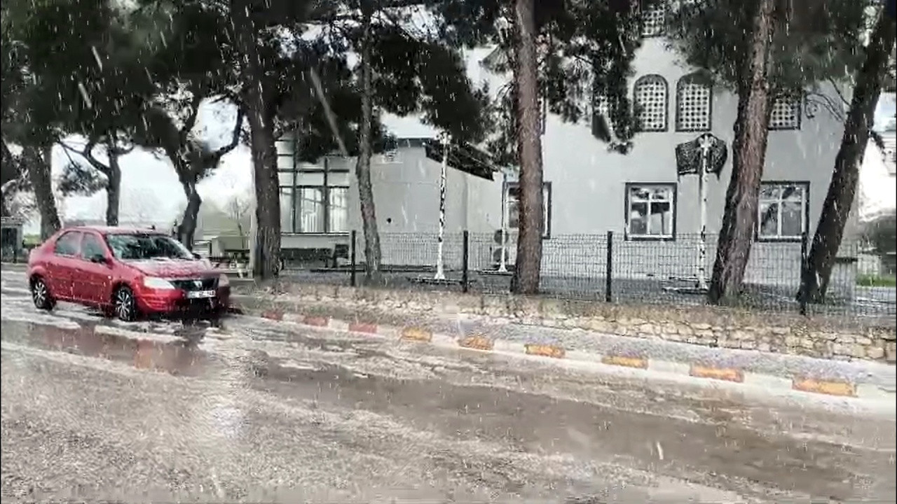 Edirne’de dolu yağışı: İlçe beyaza büründü