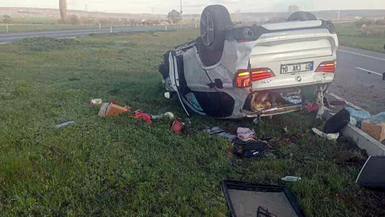 İki otomobil kavşakta çarpıştı: Otomobiller metal yığınına döndü