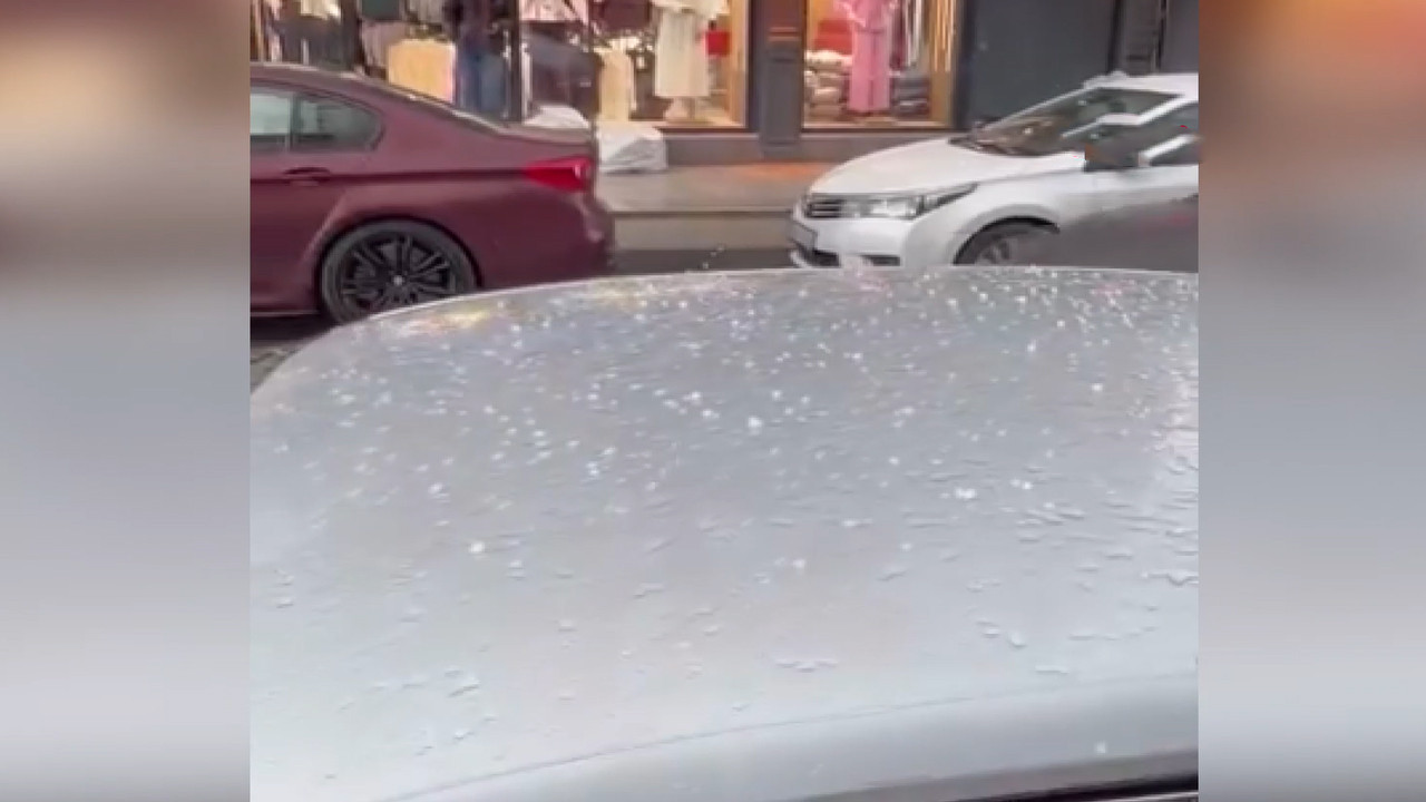 İstanbul beyaza büründü: Sokaklar dolu taneleriyle doldu