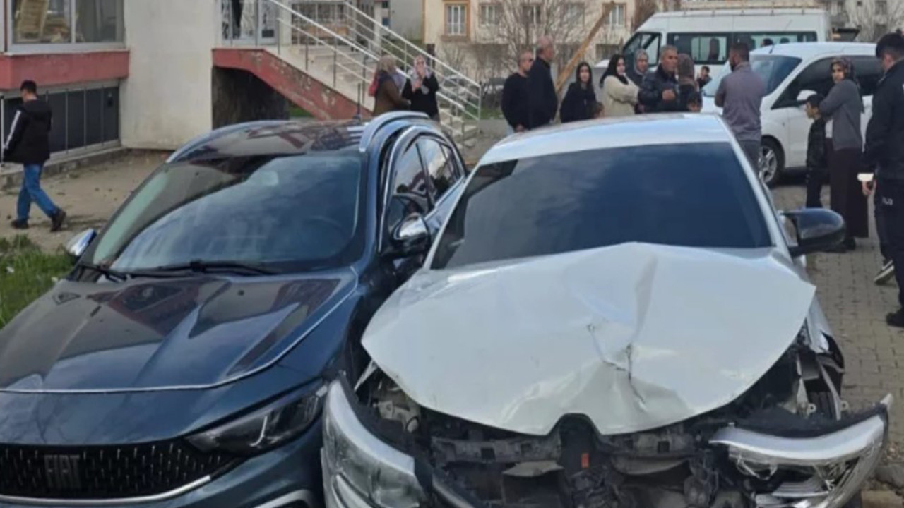 Kamyonetle otomobil birbirine girdi: 4 yaralı var