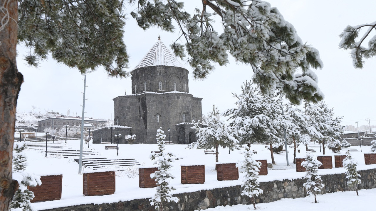 Kars ve Ardahan beyaza büründü: Kar yağışı kartpostallık görüntüler oluşturdu