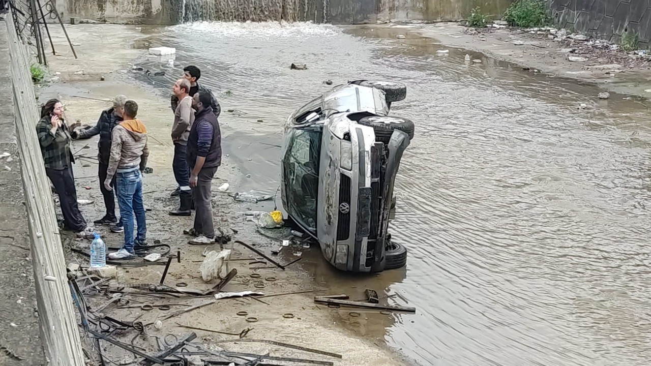 Otomobil korkulukları yıkıp kanala uçtu: Yer Hatay: Anne ve bebeği kurtarmak için seferber oldular