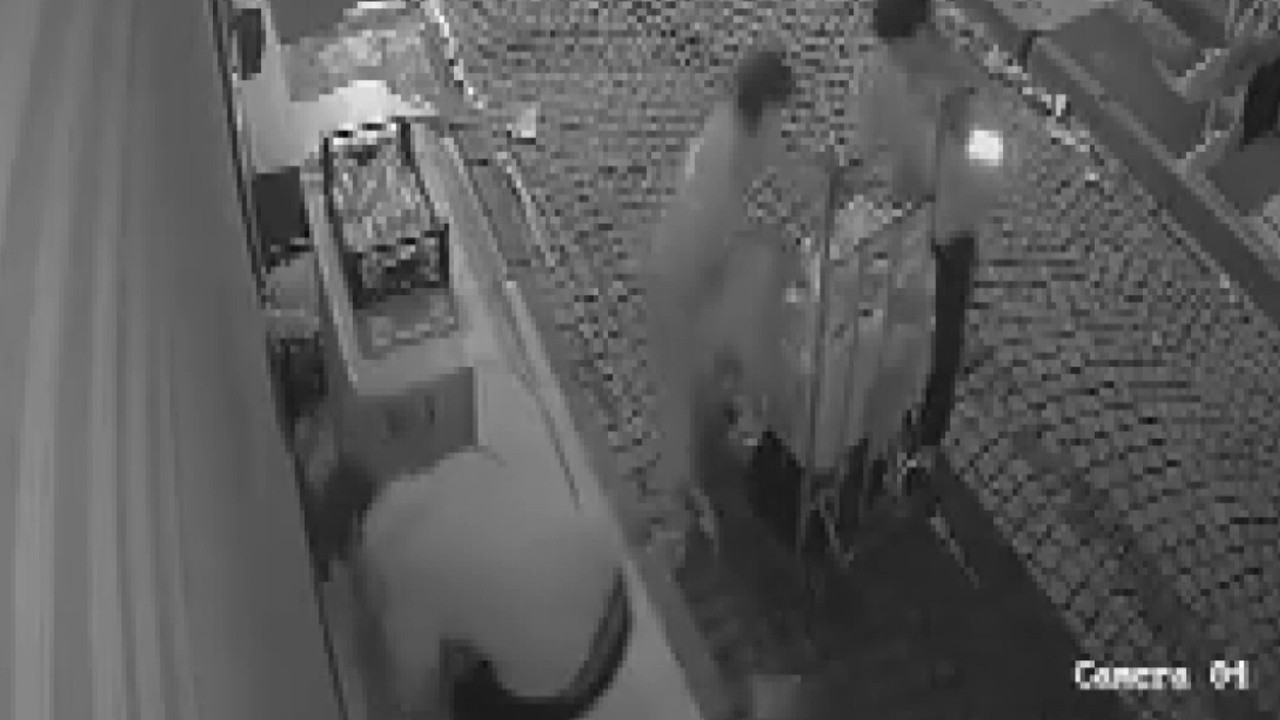 Pişkin hırsızlar kasaları el arabasını doldurup götürdüler: Kameraya anbean yansıdı