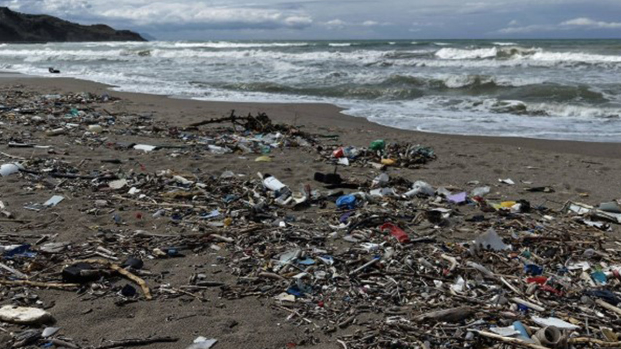 Şiddetli rüzgar sahili çöplüğe çevirdi