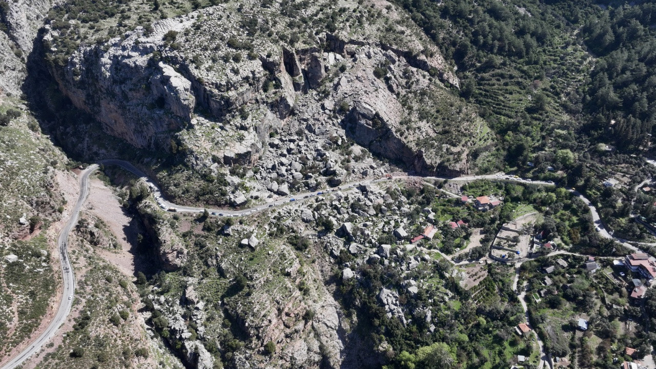 Yamaçtan düşen kayalar kara yolunu kapattı