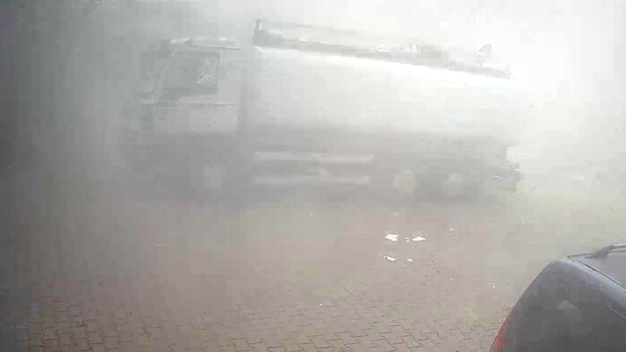 Bina bir anda yerle bir oldu: İş makinesi enkaz altında kaldı