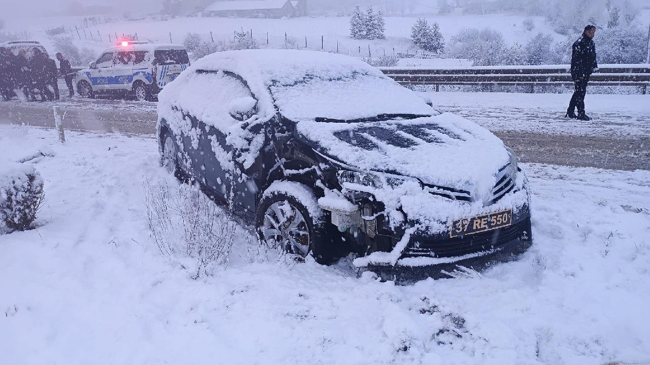 Kar ve sis zincirleme kazaya yol açtı: 10 araç birbirine girdi