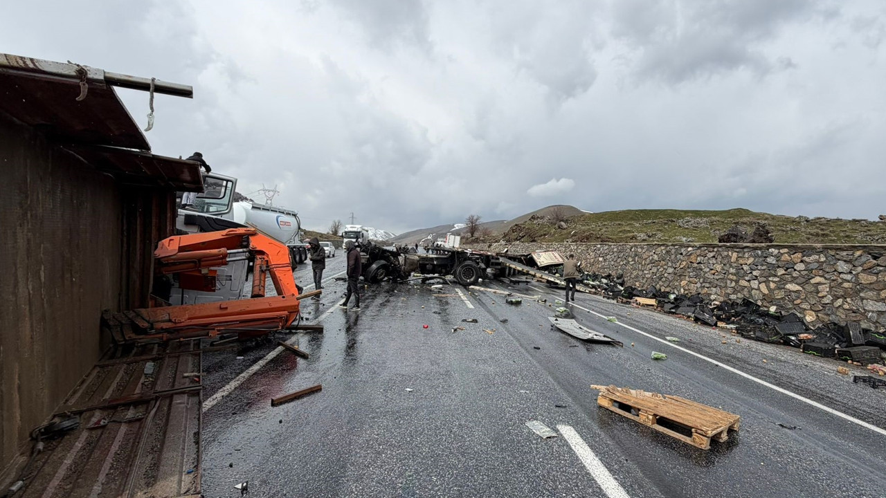 Karayolları bakım aracı ile TIR çarpıştı: Ortalık savaş alanına döndü