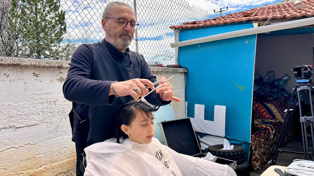 Köyleri bir bir gezip, kız çocuklarının saçını kesiyor