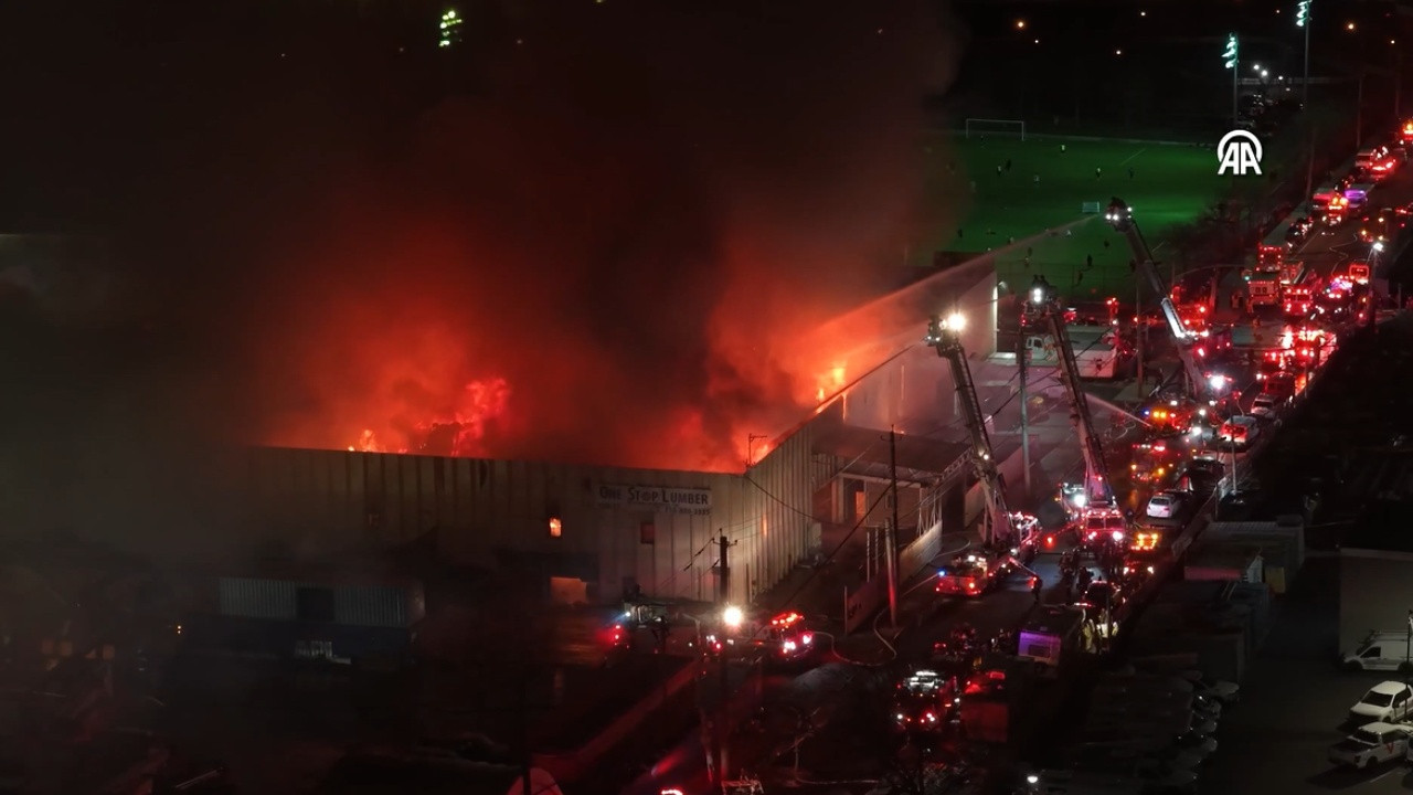 New York'ta korkutan fabrika yangını