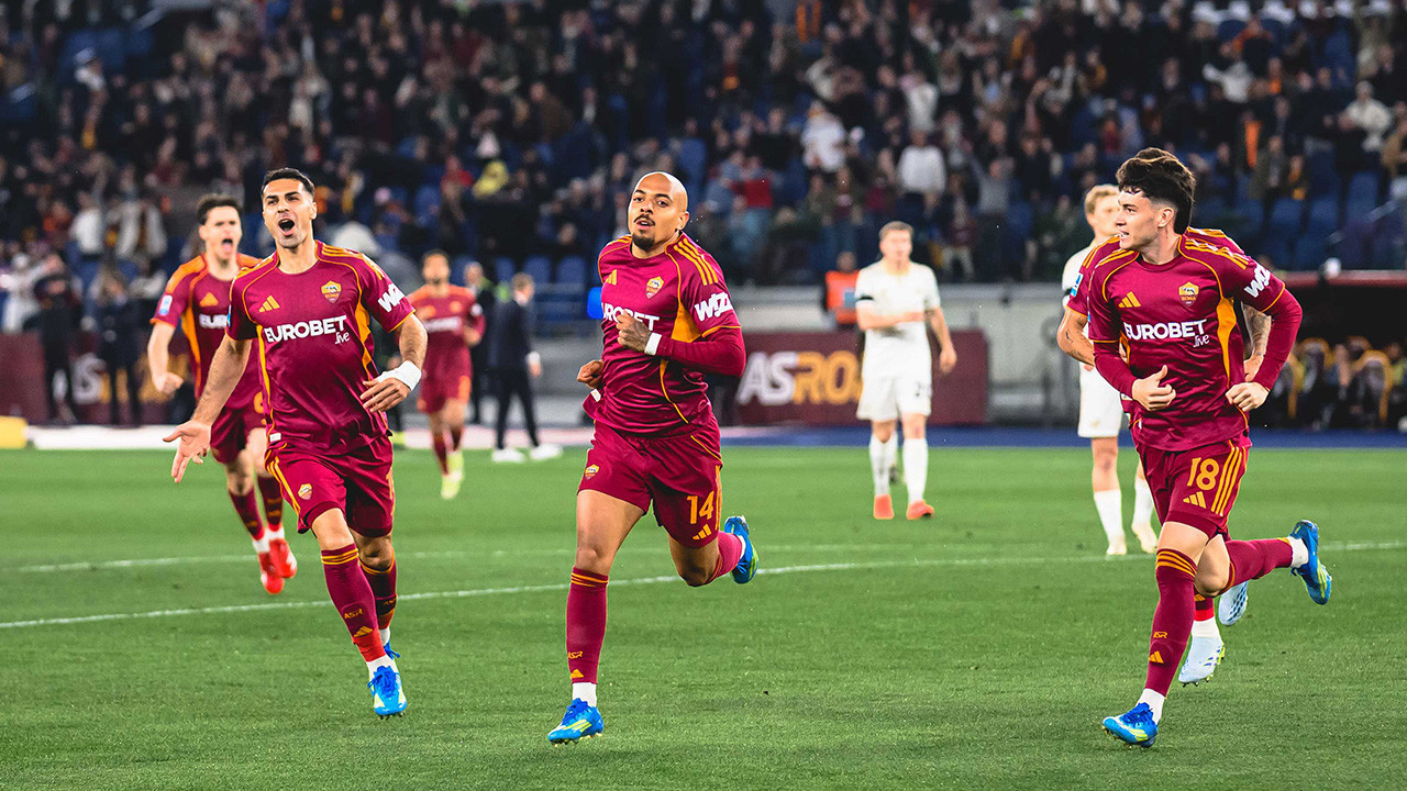 Roma taraftarları Serie A'da 100. maçına çıkan Zeki Çelik'i yuhaladı