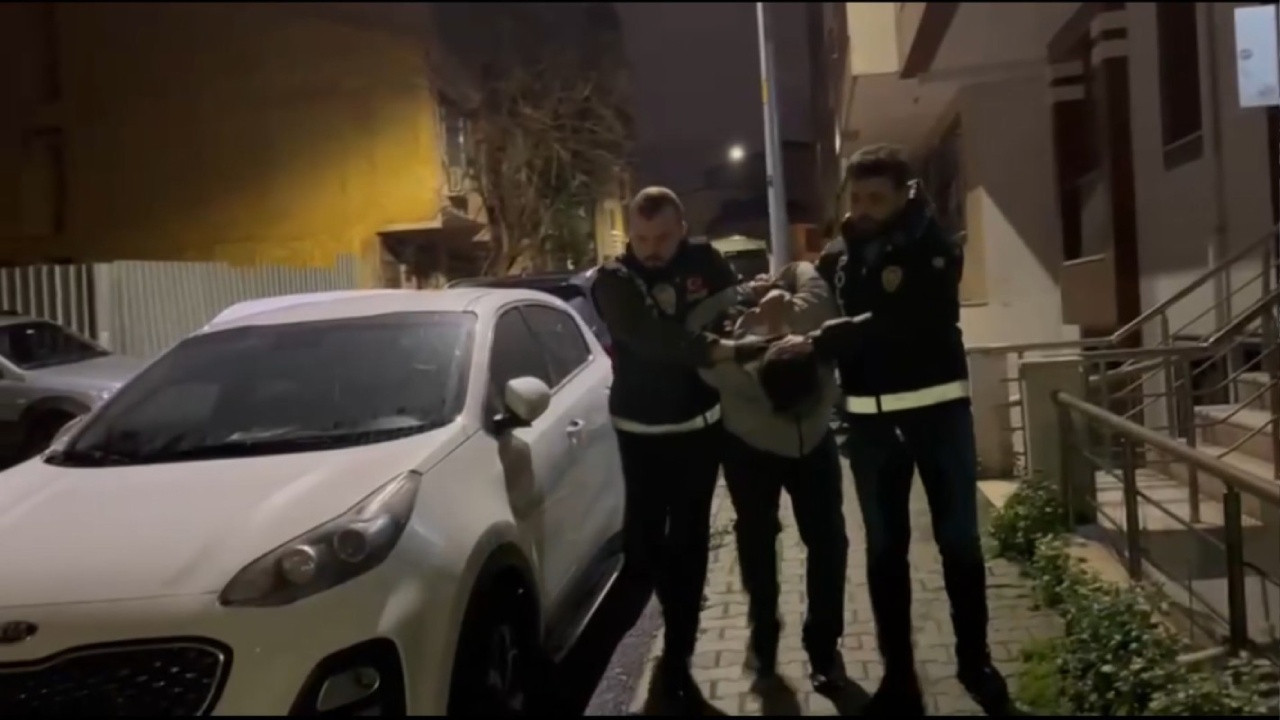 Üsküdar'da yol verme kavgası: Tartıştıkları kişinin otomobilini kurşunladılar