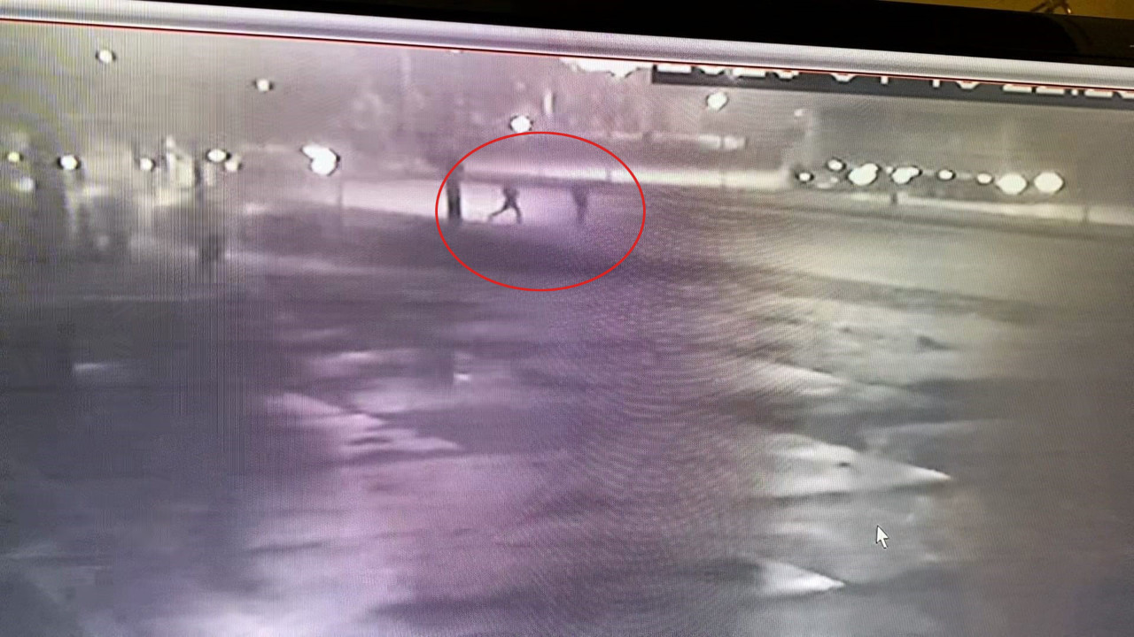 Yola düşen telefonunu almak isterken otomobilin çarptı