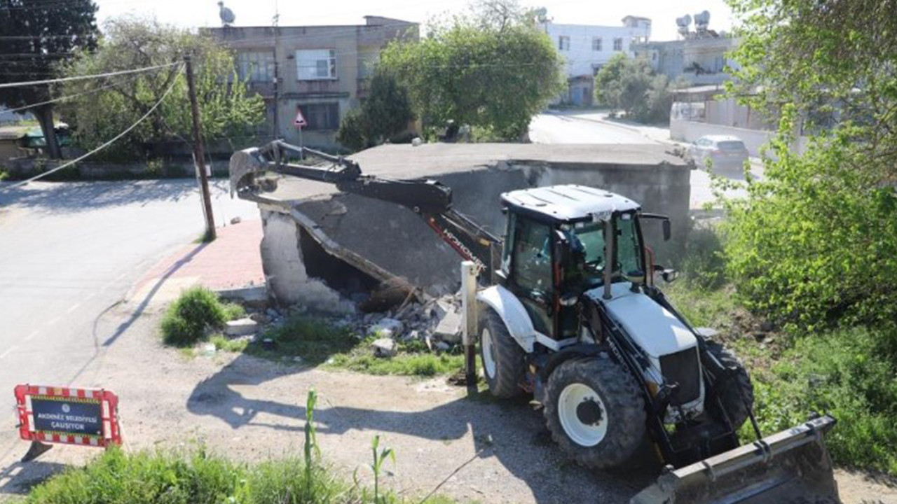 Akdeniz’de tehlike saçan metruk yapılar yıkılıyor