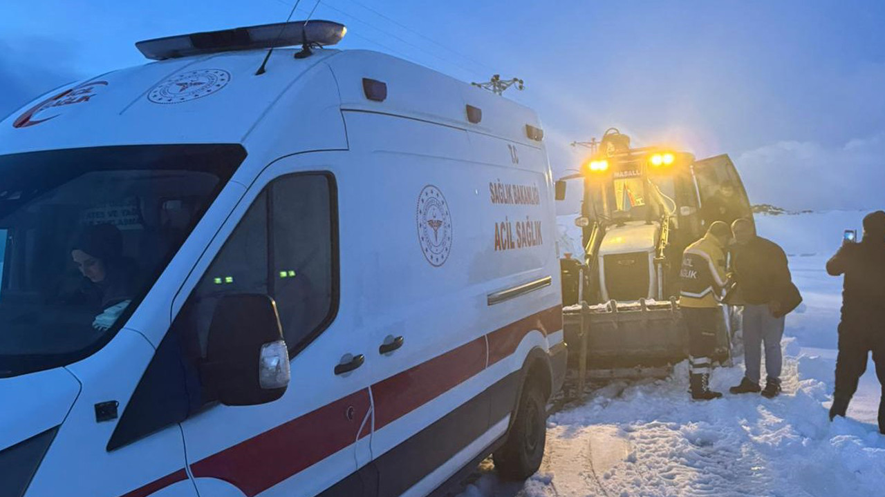 Ambulansın zorlu yolculuğu kara saplandı