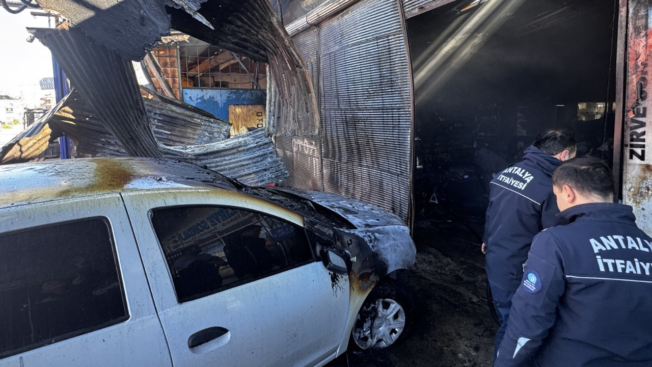 Antalya'da oto tamir dükkanında yangın: İş yerinde hasara neden oldu