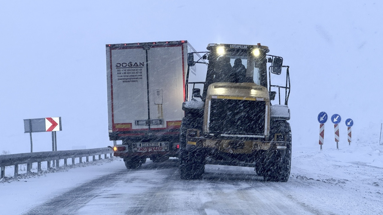 Ardahan-Şavşat kara yolu tırlara açıldı