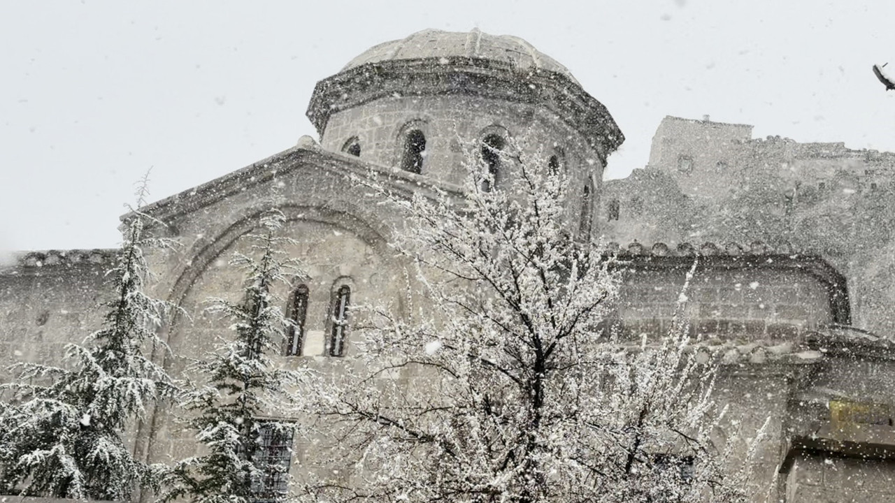 Bahar beklerken kar geldi: Aksaray’da şaşırtan görüntüler