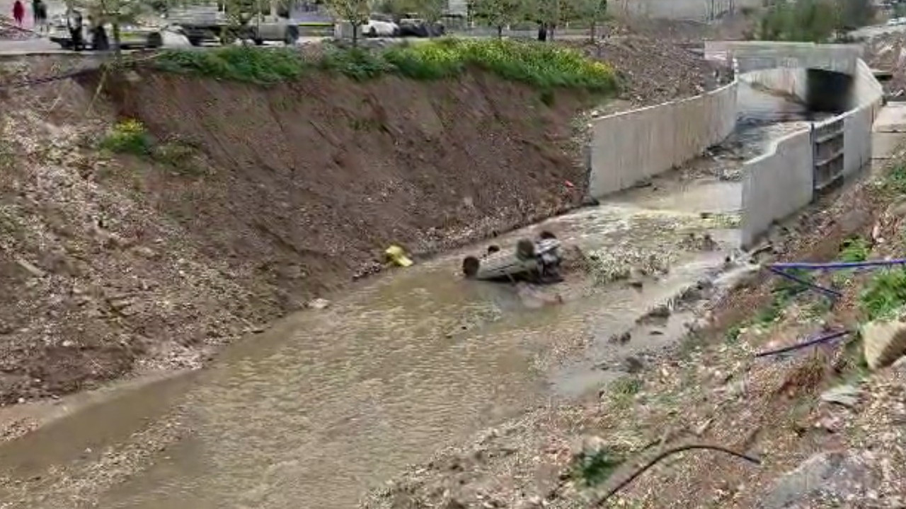Bir anlık ihmal görenler inanamadı: Dereye uçtu