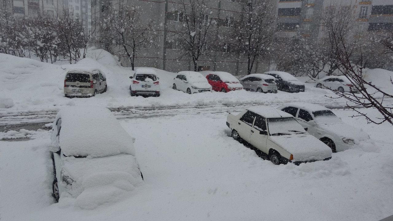 Bitlis'i kar vurdu: 82 köy yolu ulaşıma kapandı