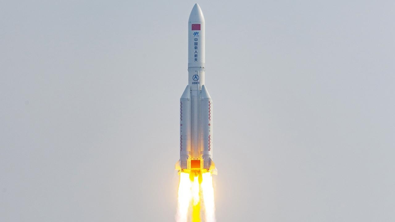 Çin, internet teknolojisi uydusunu denizden fırlattı