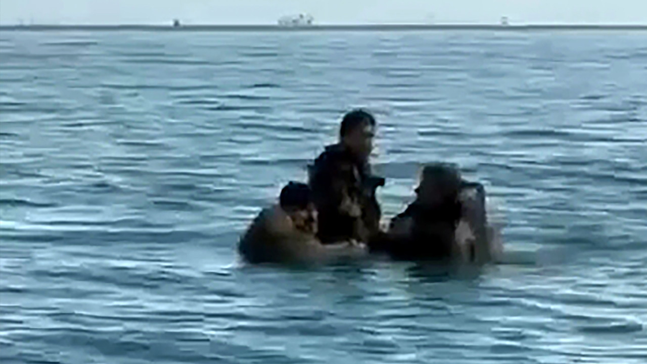 Denizin ortasında çığlık çığlığa kaldılar: Balıklı teknesi batmak üzere iken yetişti