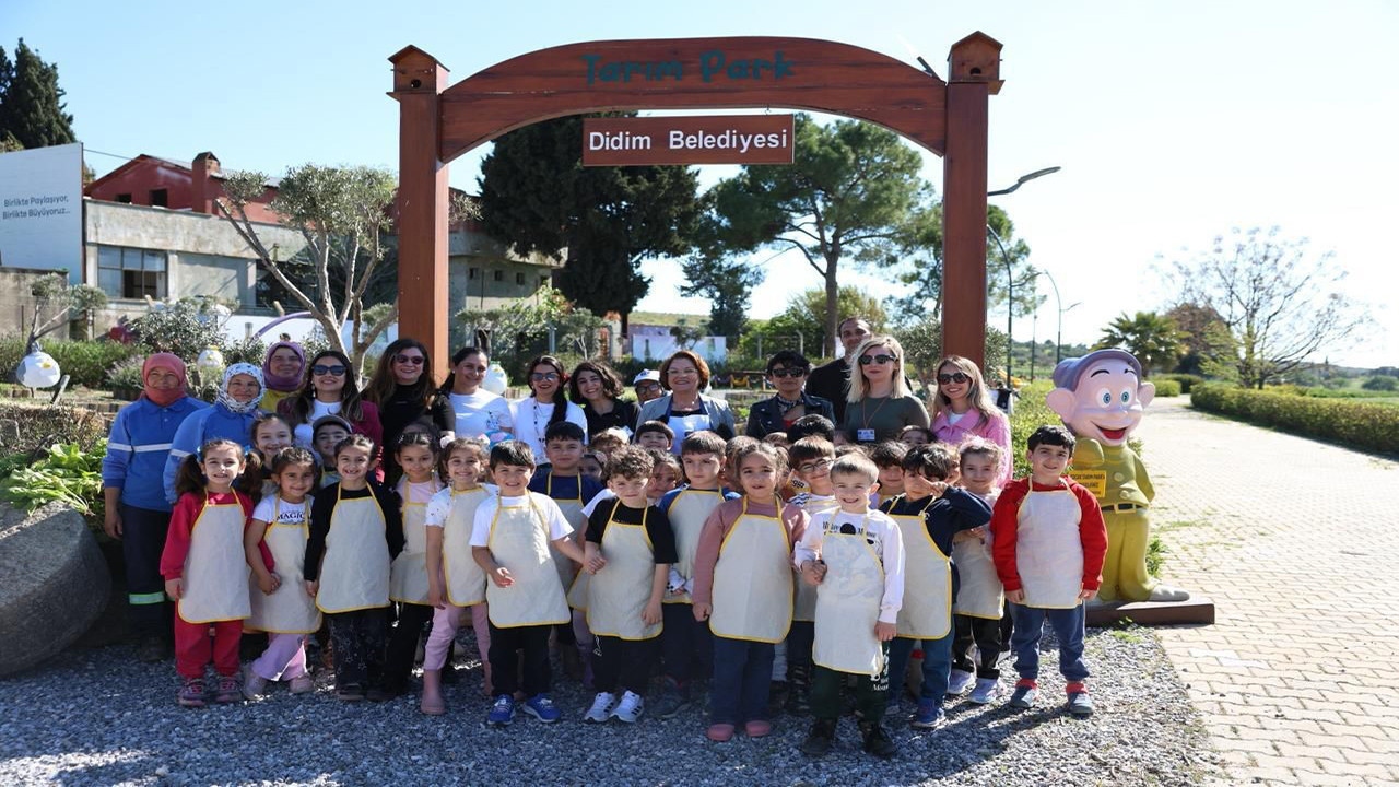 Didim’de çocuklar toprakla buluştu: Kendi ektikleri marulları hasat ettiler