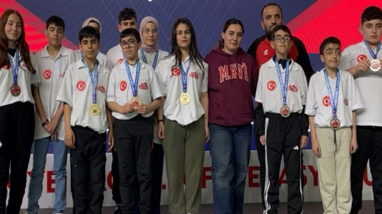 Görmeyen gözleriyle duvarları aştılar: Madalyaları topladılar: Diyarbakırlı öğrencilerden tarihi başarı
