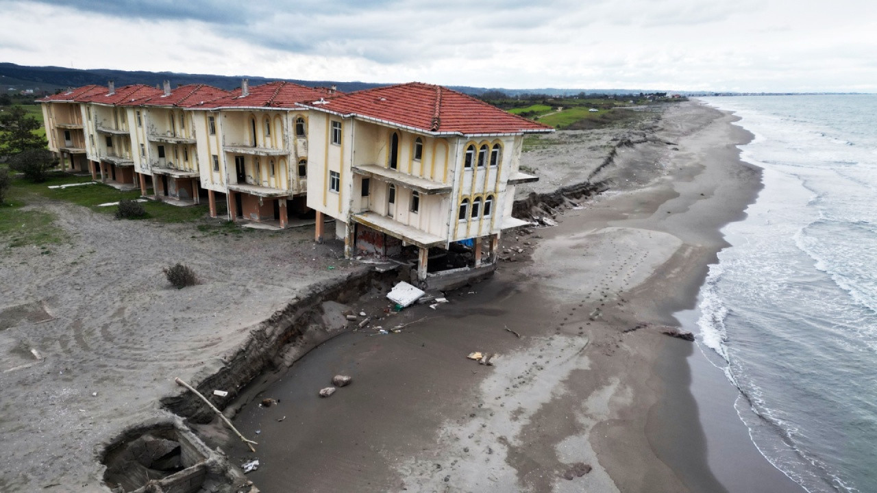 Karasu'da kıyı erozyonu tehdidi: Bir villa yıkılmak üzere