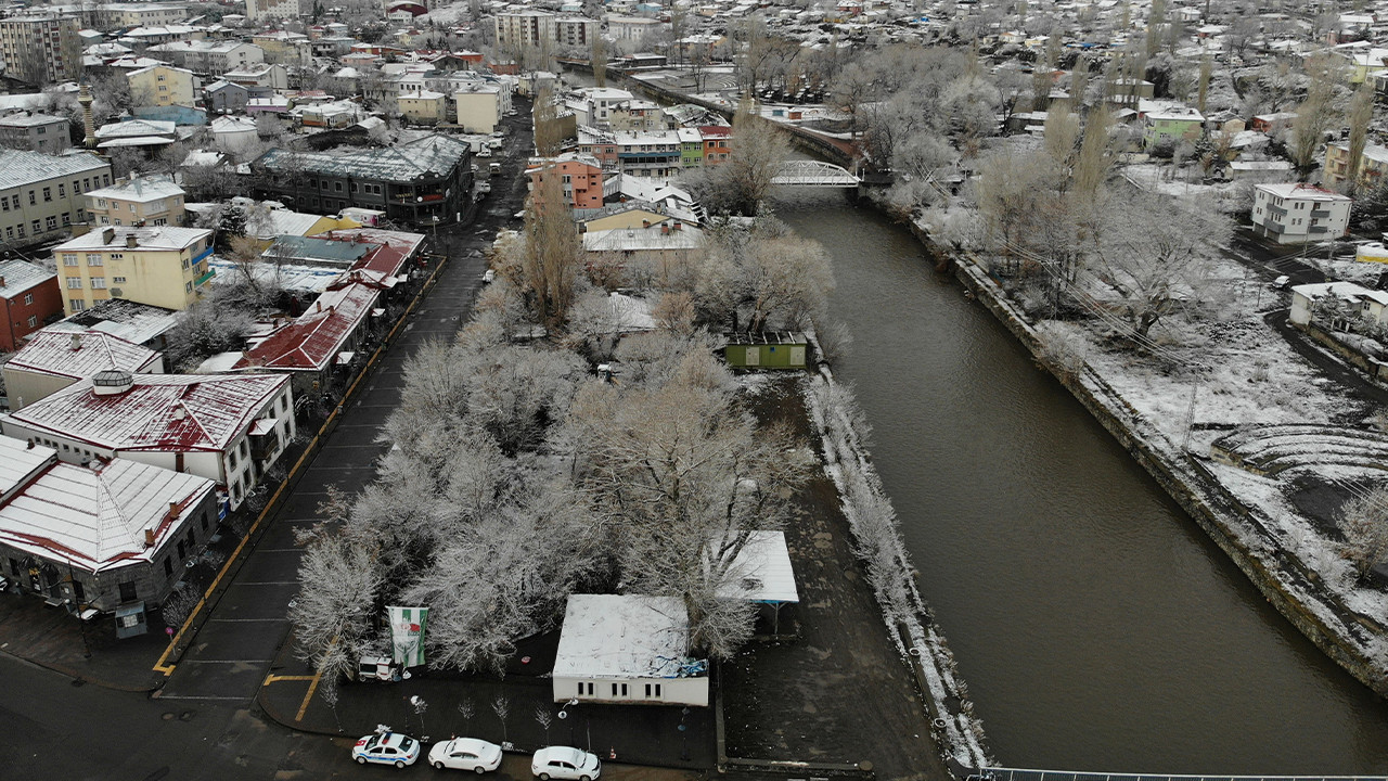 Kars’ta bahar aylarında ağaçlar kırağı tuttu