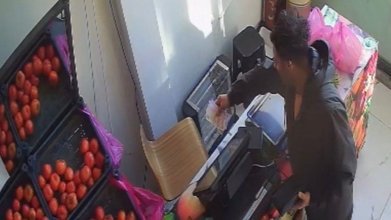 Kasada kimse olmayınca alışveriş parasını bırakıp gitti