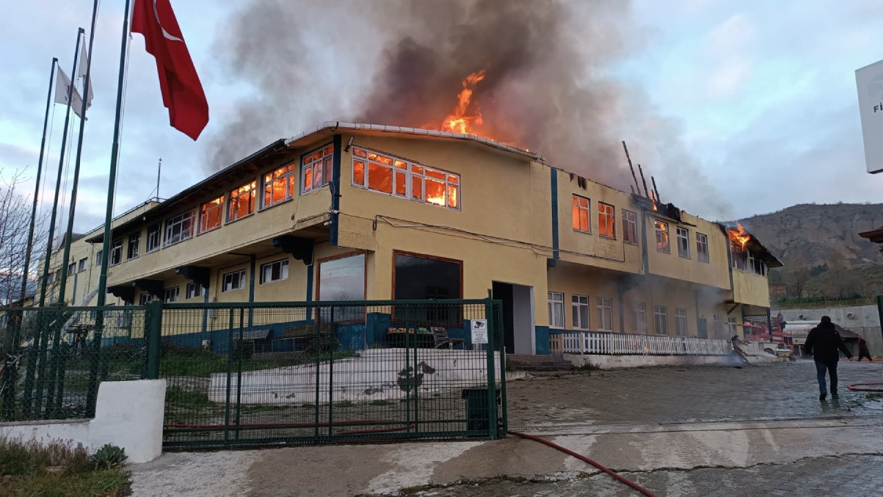 Kastamonu’da korkutan fabrika yangını: Kontrol altına alındı