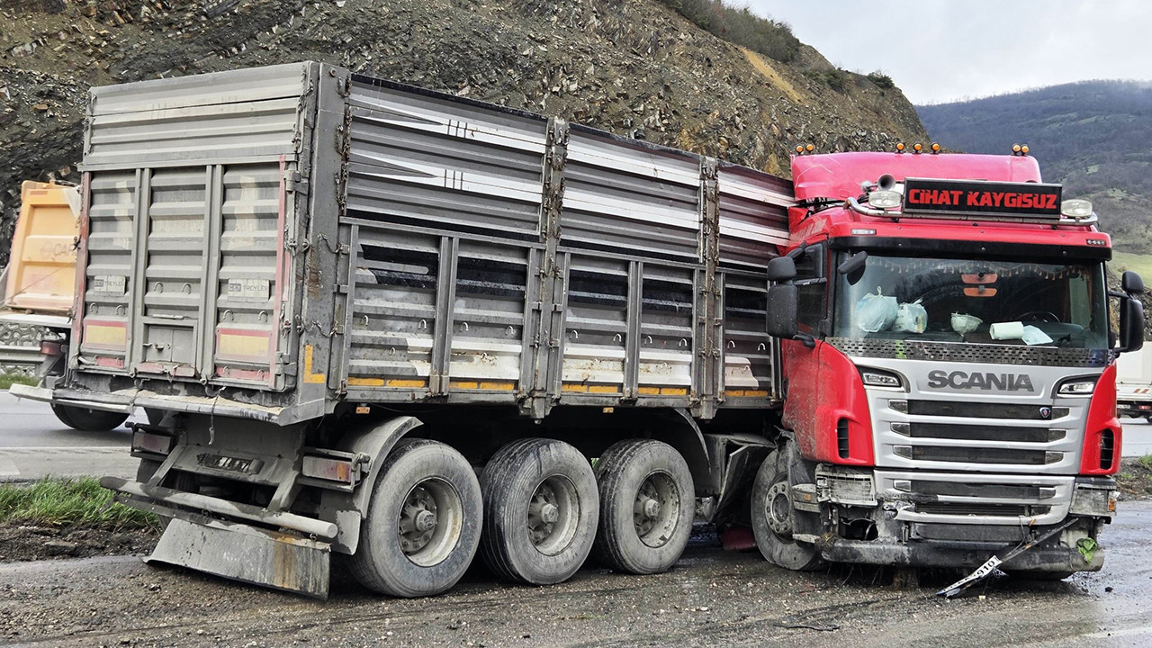 Kayganlaşan yolda makaslayan tırın sürücüsü yaralandı