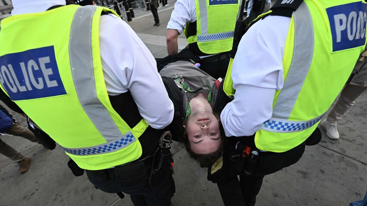 Londra'da "Palestine Action" grubuna destek eyleminde 523 kişi gözaltına alındı
