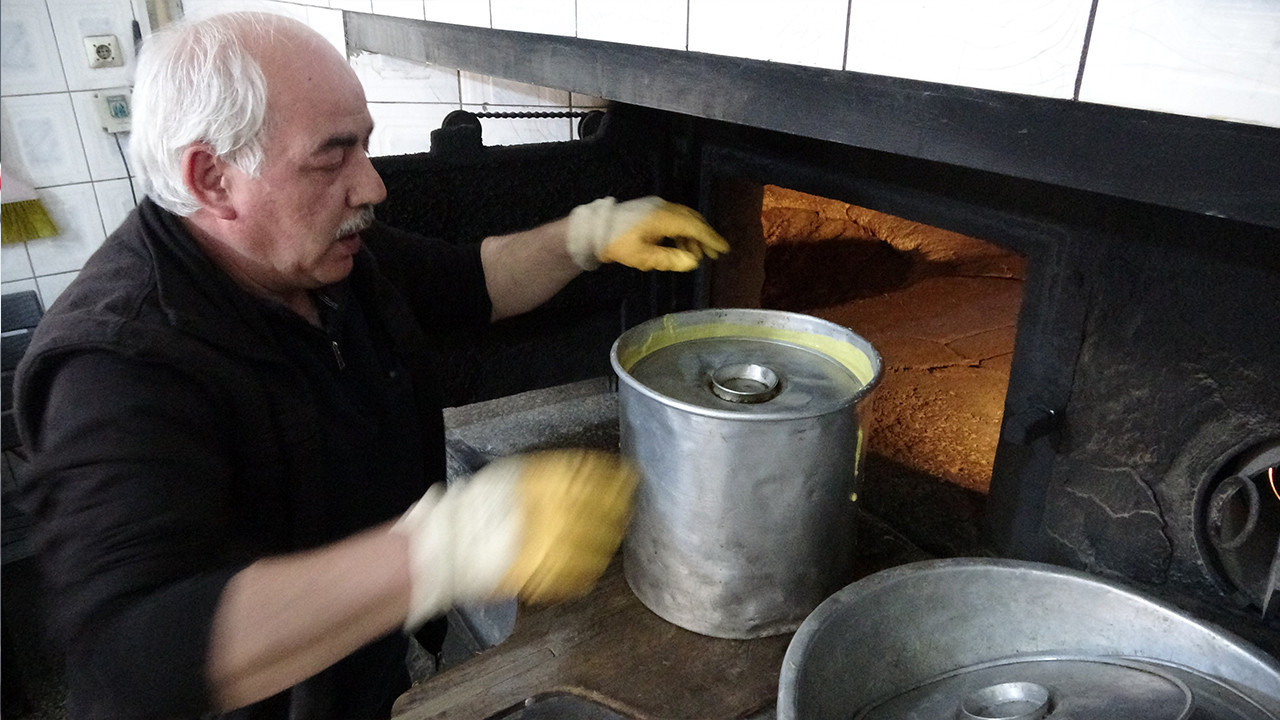 Mısır ekmeğini teneke kovada pişiriyorlar